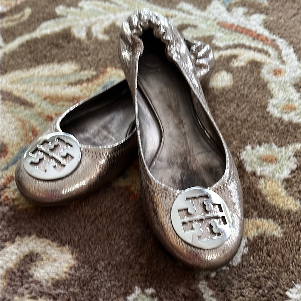 Tory Burch metallic gold Ballet Flats with Logo Medallion size 9.5